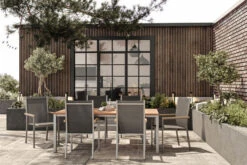 STERN Cardiff Esstischgruppe, Silber/taupe, Edelstahl/Teak, Tisch 200 X 100 Cm, 6 Stapelsessel 11 STERN Cardiff Esstischgruppe, Silber/taupe, Edelstahl/Teak, Tisch 200 X 100 Cm, 6 Stapelsessel -Kettler Verkäufe 19724 CGI 02.jpg