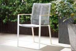 OUTFLEXX Theo Dining Sessel, Weiß/grau, Alu/FSC®-Teakholz/Rope, 54 X 60 X 88 Cm -Kettler Verkäufe 21824 1.jpg