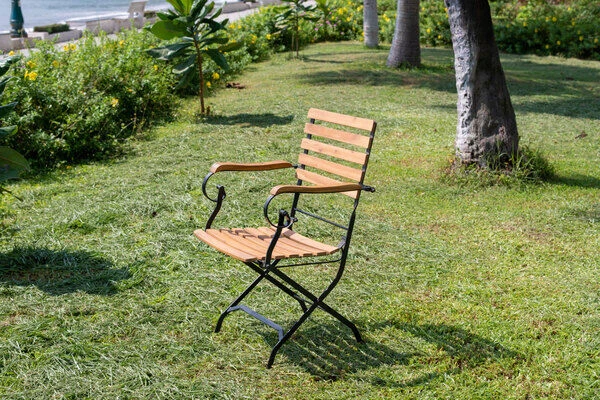 OUTFLEXX Sitzgruppe, Natur/schwarz, Stahl/FSC-Akazienholz, Ø 90 Cm, 4 Klappstühle Mit Armlehnen, Pulverbeschichtet, Geölt 5 OUTFLEXX Sitzgruppe, Natur/schwarz, Stahl/FSC-Akazienholz, Ø 90 Cm, 4 Klappstühle Mit Armlehnen, Pulverbeschichtet, Geölt – Bild 3