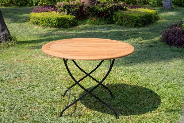 OUTFLEXX Sitzgruppe, Natur/schwarz, Stahl/FSC-Akazienholz, Ø 90 Cm, 4 Klappstühle Mit Armlehnen, Pulverbeschichtet, Geölt 6 OUTFLEXX Sitzgruppe, Natur/schwarz, Stahl/FSC-Akazienholz, Ø 90 Cm, 4 Klappstühle Mit Armlehnen, Pulverbeschichtet, Geölt – Bild 4