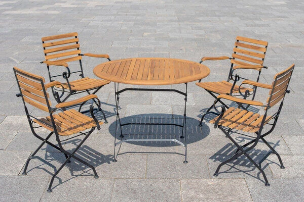 OUTFLEXX Sitzgruppe, Natur/schwarz, Stahl/FSC-Akazienholz, Ø 90 Cm, 4 Klappstühle Mit Armlehnen, Pulverbeschichtet, Geölt 9 OUTFLEXX Sitzgruppe, Natur/schwarz, Stahl/FSC-Akazienholz, Ø 90 Cm, 4 Klappstühle Mit Armlehnen, Pulverbeschichtet, Geölt – Bild 7