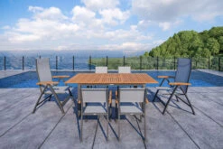 VILLANA Esstischgarnitur, Anthrazit/grau, Alu/ FSC-Akazienholz, Ausziehtisch 150/200 Cm, 4 Stapelstühle, 2 Multipositionssessel 29 VILLANA Esstischgarnitur, Anthrazit/grau, Alu/ FSC-Akazienholz, Ausziehtisch 150/200 Cm, 4 Stapelstühle, 2 Multipositionssessel -Kettler Verkäufe 23915 CGI 03.jpg