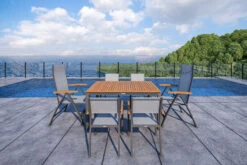 VILLANA Esstischgarnitur, Anthrazit/grau, Alu/ FSC-Akazienholz, Ausziehtisch 150/200 Cm, 4 Stapelstühle, 2 Multipositionssessel 30 VILLANA Esstischgarnitur, Anthrazit/grau, Alu/ FSC-Akazienholz, Ausziehtisch 150/200 Cm, 4 Stapelstühle, 2 Multipositionssessel -Kettler Verkäufe 23915 CGI 04.jpg