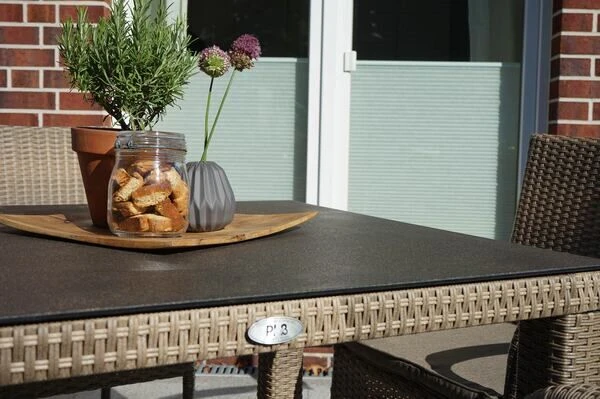 Ploß Rabida Sitzgruppe, Champagner-meliert, Polyrattan, Tisch 170x90 Cm, 6 Stapelsessel, Glasplatte In Steinoptik 10 Ploß Rabida Sitzgruppe, Champagner-meliert, Polyrattan, Tisch 170x90 Cm, 6 Stapelsessel, Glasplatte In Steinoptik – Bild 8